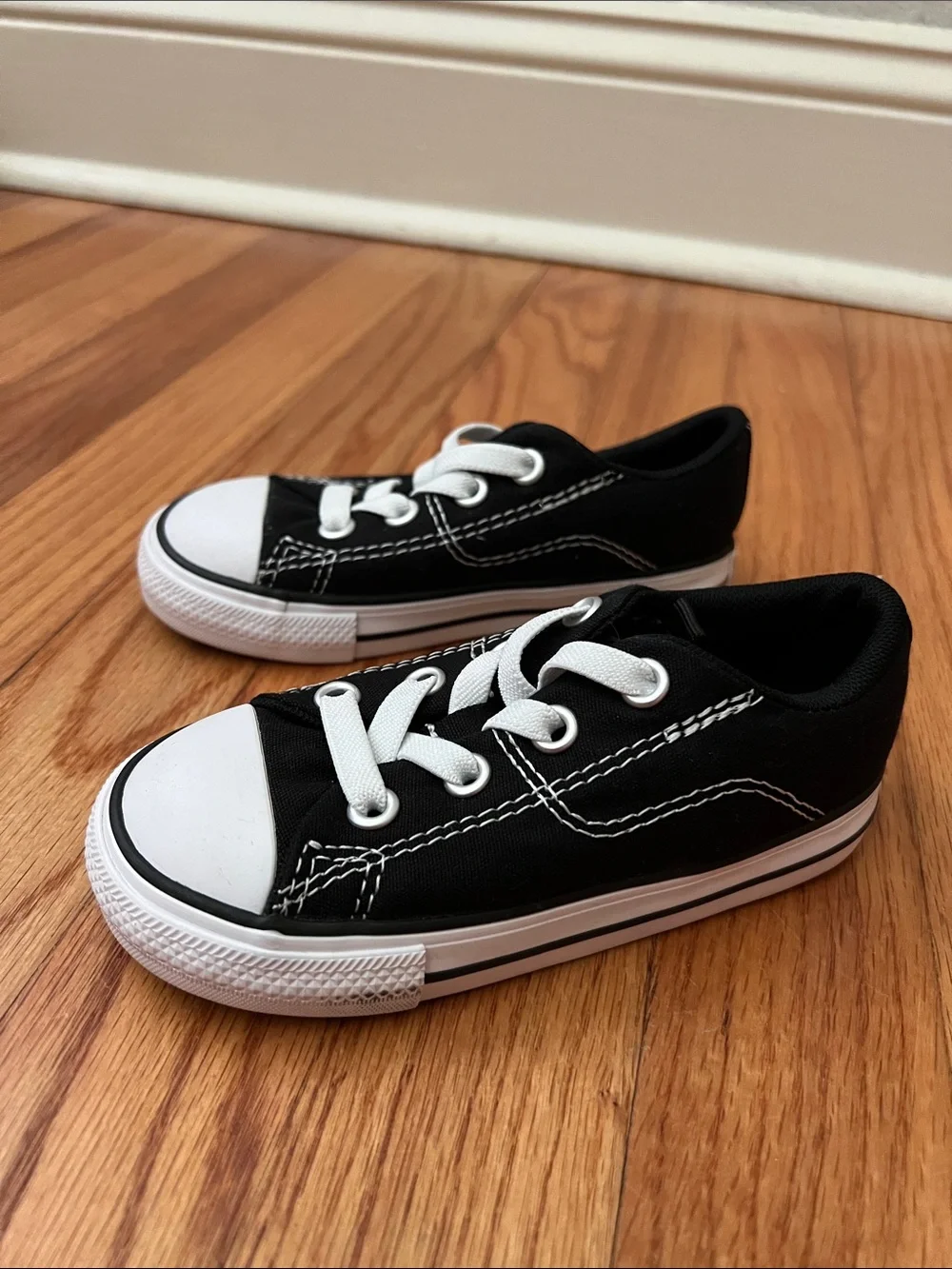 Converse Chuck Taylor All Star Classic Sneakers 8 Like new!